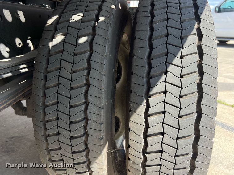 image for item DO2490 2020 Isuzi NRR rollback truck