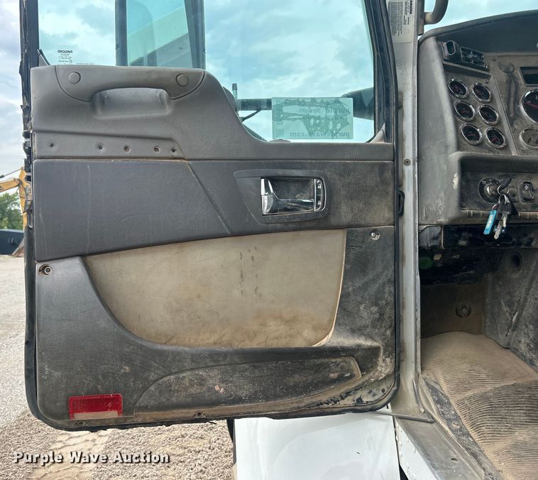 image for item DO6655 2019 Kenworth T370 truck cab and chassis