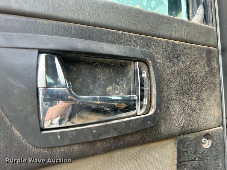 image for item DO6655 2019 Kenworth T370 truck cab and chassis