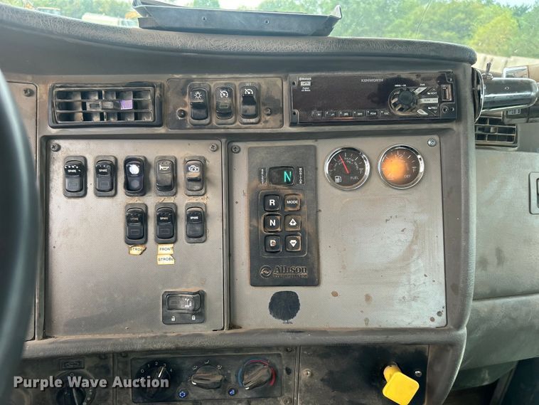 image for item DO6655 2019 Kenworth T370 truck cab and chassis