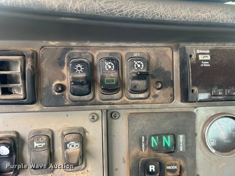 image for item DO6655 2019 Kenworth T370 truck cab and chassis