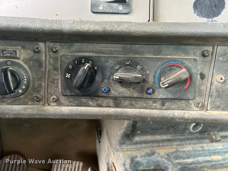 image for item DO6655 2019 Kenworth T370 truck cab and chassis