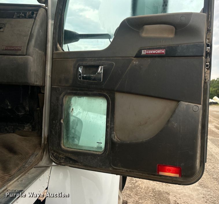 image for item DO6655 2019 Kenworth T370 truck cab and chassis