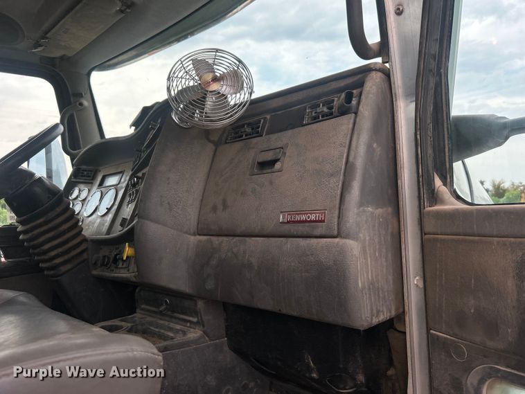 image for item DO6655 2019 Kenworth T370 truck cab and chassis