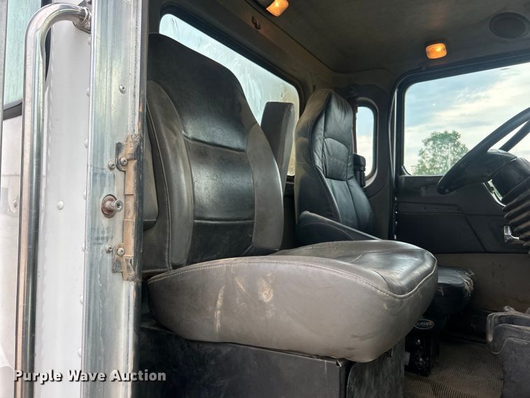 image for item DO6655 2019 Kenworth T370 truck cab and chassis