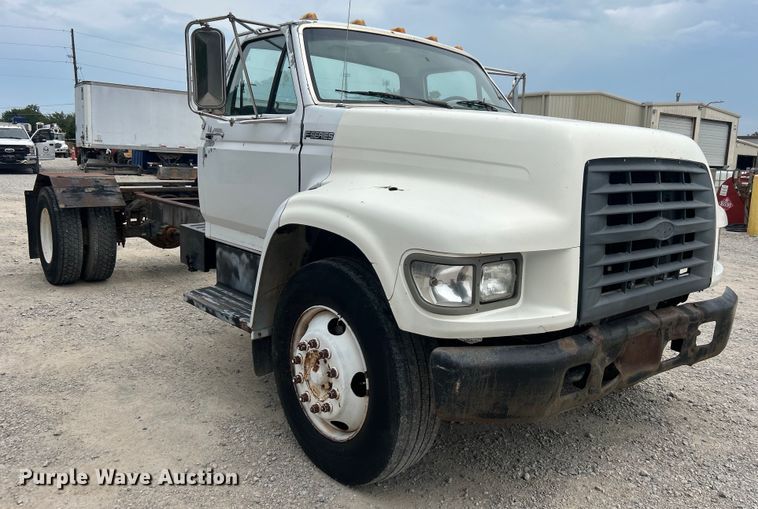 image for item DO6698 1999 Ford F800 truck cab and chassis