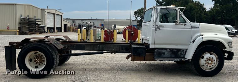 image for item DO6698 1999 Ford F800 truck cab and chassis