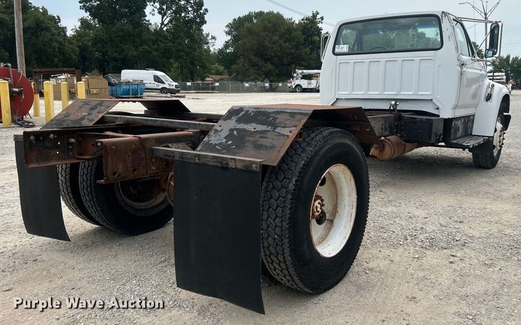 image for item DO6698 1999 Ford F800 truck cab and chassis