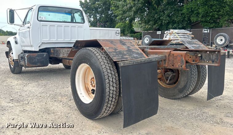 image for item DO6698 1999 Ford F800 truck cab and chassis