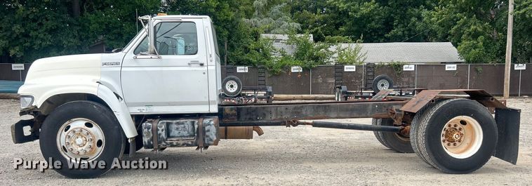 image for item DO6698 1999 Ford F800 truck cab and chassis