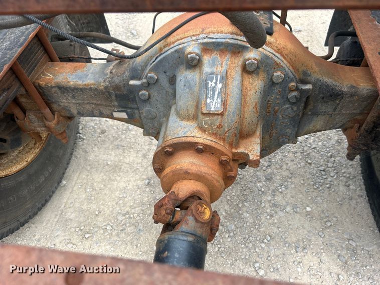 image for item DO6698 1999 Ford F800 truck cab and chassis