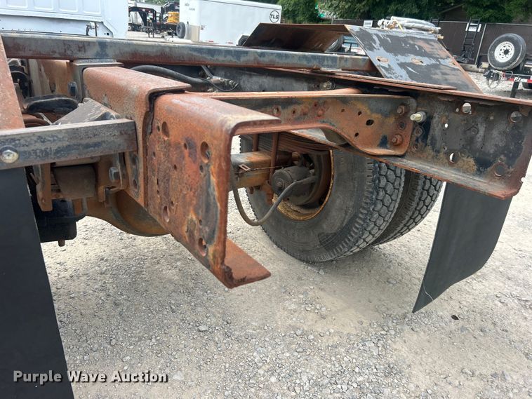 image for item DO6698 1999 Ford F800 truck cab and chassis