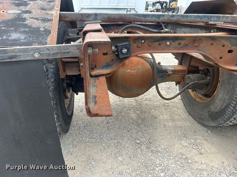 image for item DO6698 1999 Ford F800 truck cab and chassis