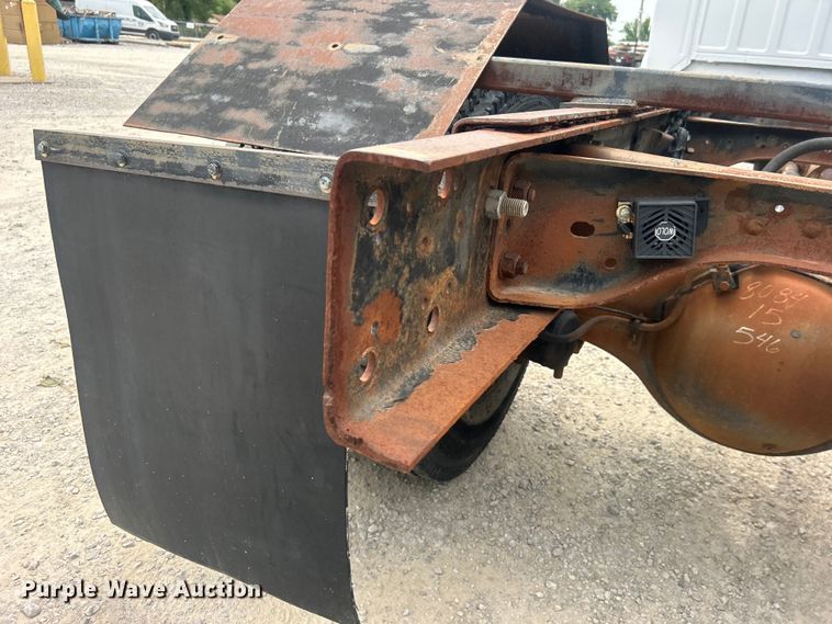 image for item DO6698 1999 Ford F800 truck cab and chassis