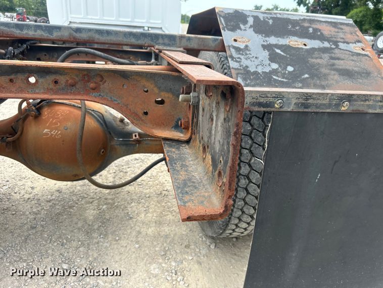 image for item DO6698 1999 Ford F800 truck cab and chassis