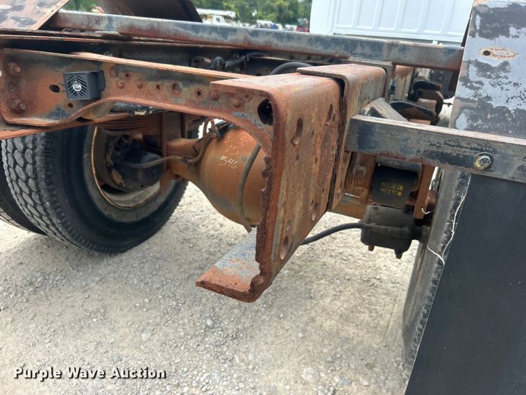 image for item DO6698 1999 Ford F800 truck cab and chassis