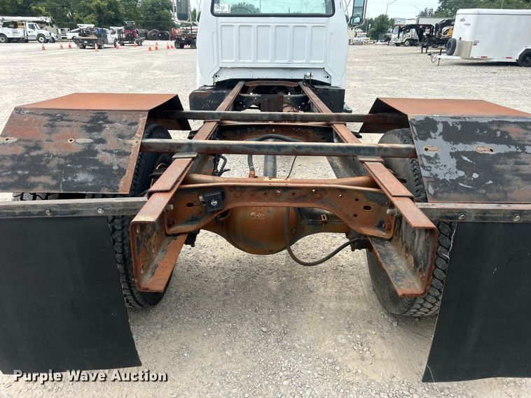 image for item DO6698 1999 Ford F800 truck cab and chassis