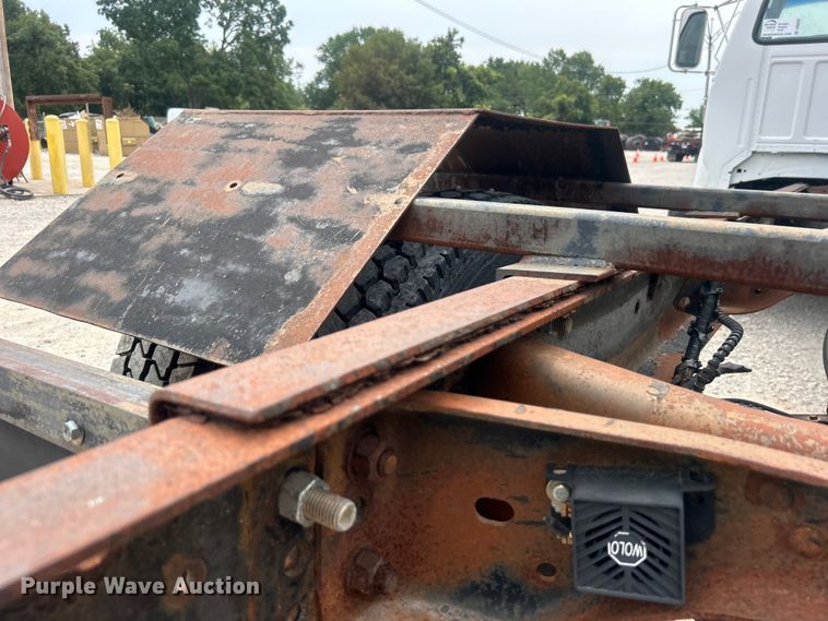 image for item DO6698 1999 Ford F800 truck cab and chassis