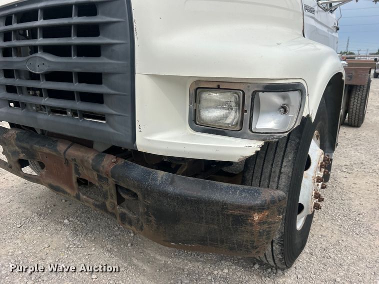 image for item DO6698 1999 Ford F800 truck cab and chassis