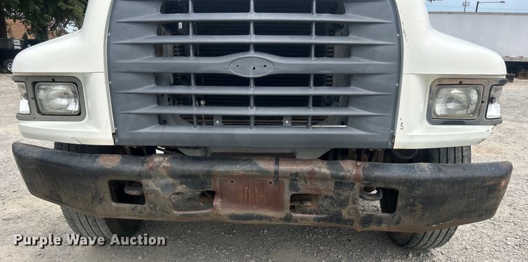 image for item DO6698 1999 Ford F800 truck cab and chassis