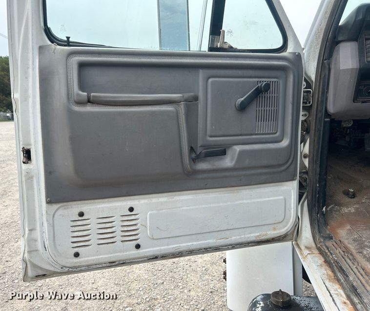 image for item DO6698 1999 Ford F800 truck cab and chassis