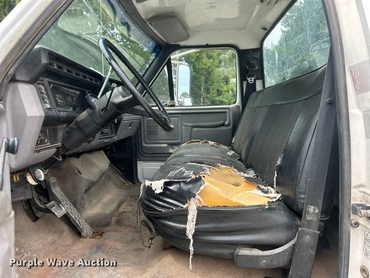 image for item DO6698 1999 Ford F800 truck cab and chassis