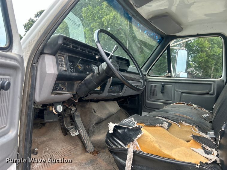 image for item DO6698 1999 Ford F800 truck cab and chassis