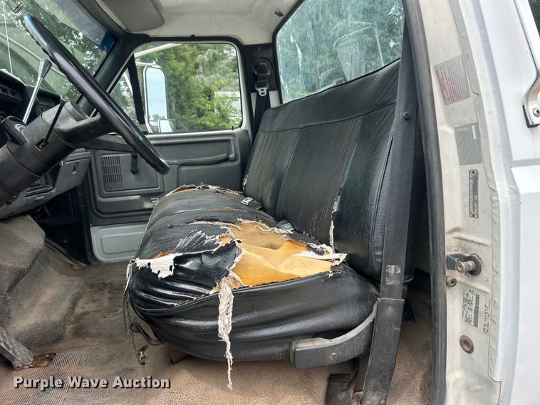 image for item DO6698 1999 Ford F800 truck cab and chassis