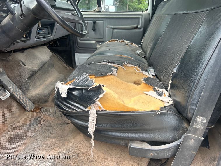 image for item DO6698 1999 Ford F800 truck cab and chassis