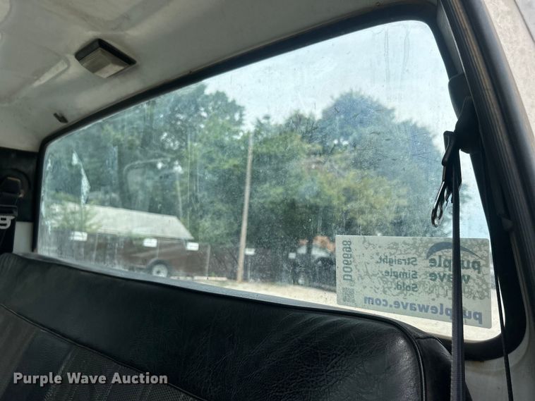 image for item DO6698 1999 Ford F800 truck cab and chassis