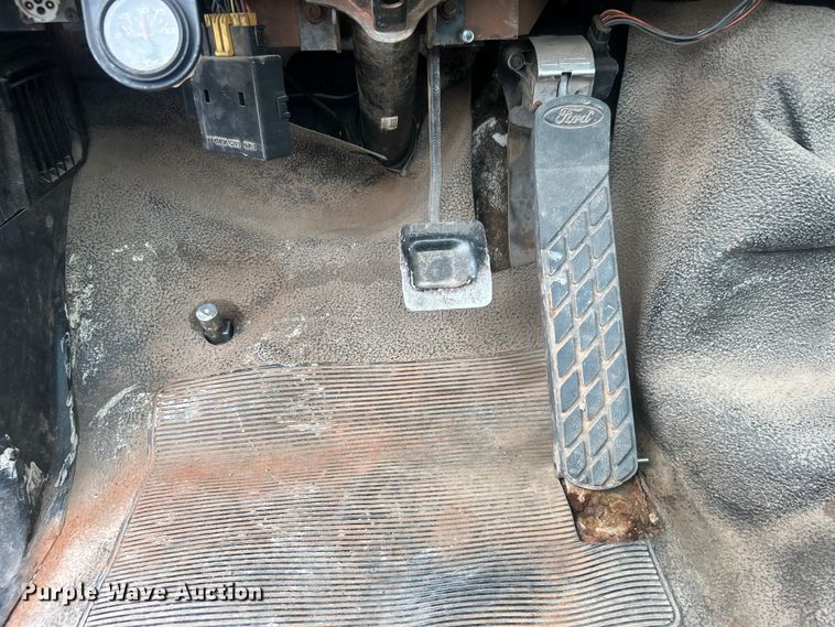 image for item DO6698 1999 Ford F800 truck cab and chassis