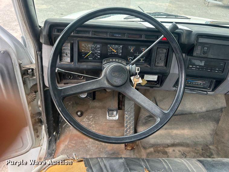 image for item DO6698 1999 Ford F800 truck cab and chassis