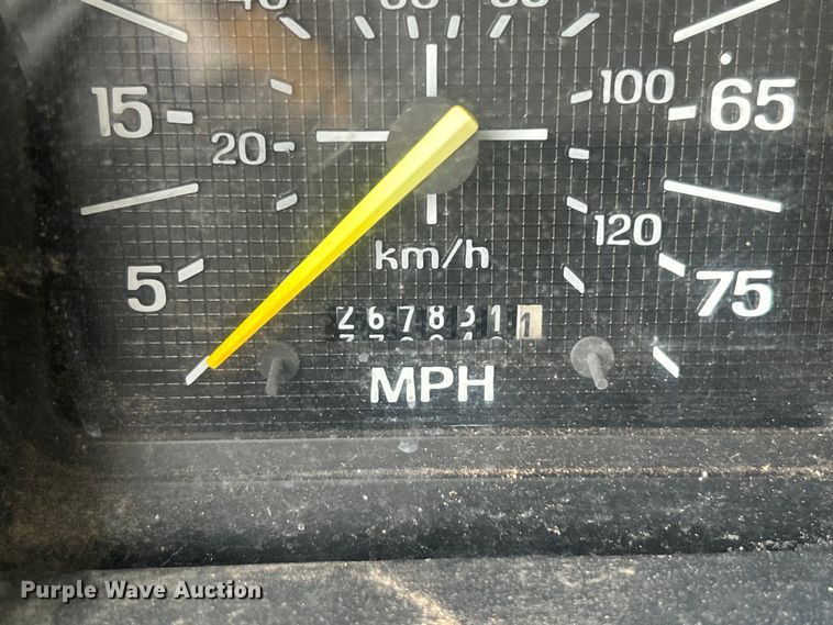 image for item DO6698 1999 Ford F800 truck cab and chassis