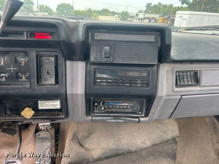 image for item DO6698 1999 Ford F800 truck cab and chassis