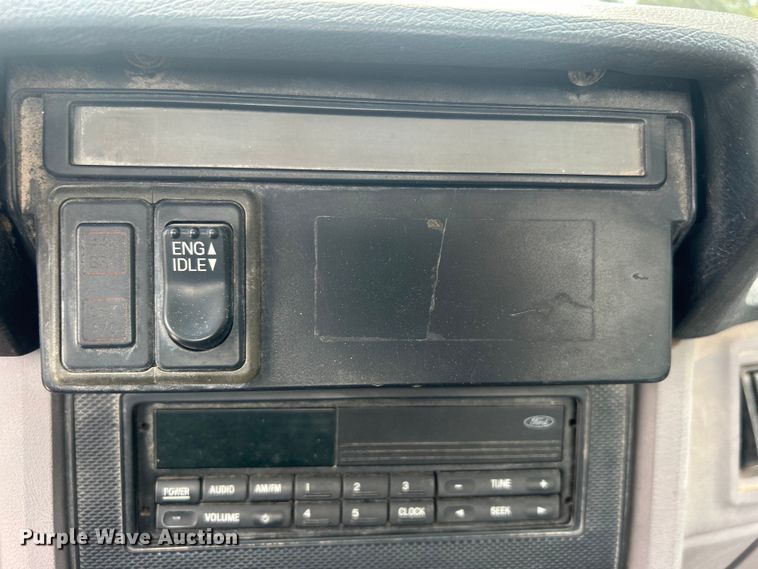 image for item DO6698 1999 Ford F800 truck cab and chassis