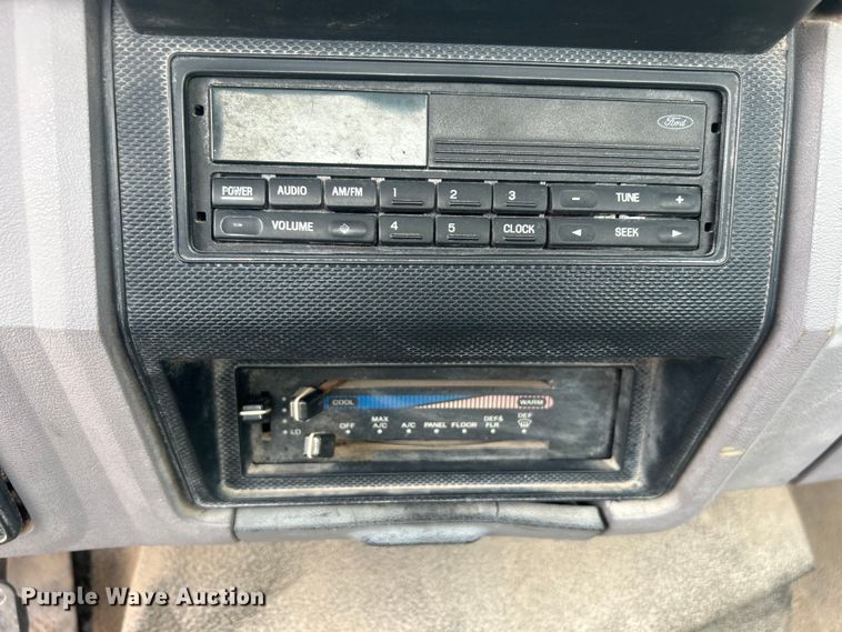 image for item DO6698 1999 Ford F800 truck cab and chassis