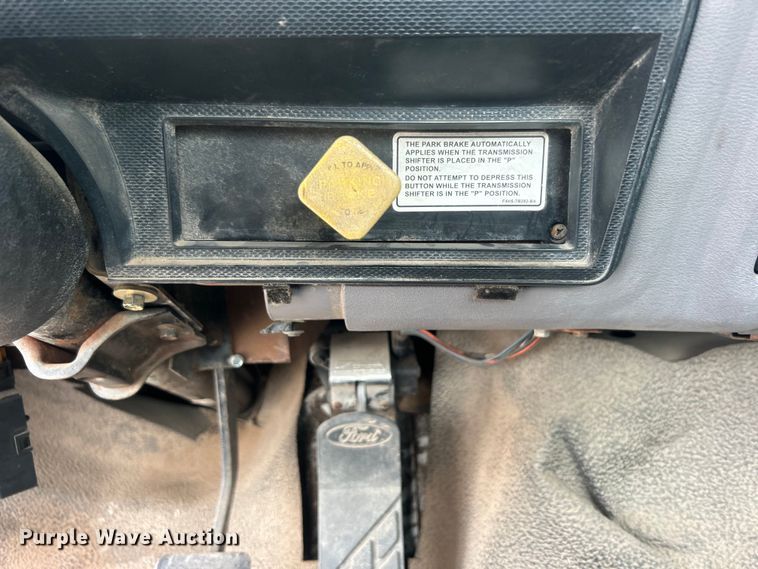 image for item DO6698 1999 Ford F800 truck cab and chassis