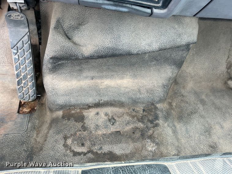 image for item DO6698 1999 Ford F800 truck cab and chassis