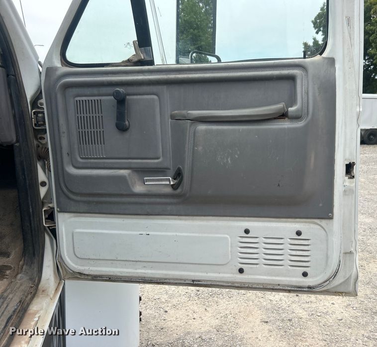 image for item DO6698 1999 Ford F800 truck cab and chassis