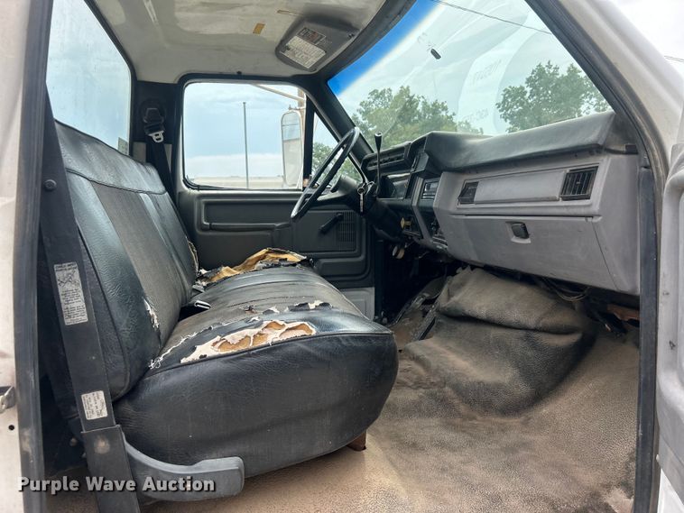 image for item DO6698 1999 Ford F800 truck cab and chassis