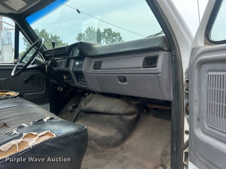 image for item DO6698 1999 Ford F800 truck cab and chassis