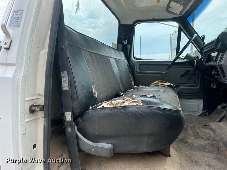 image for item DO6698 1999 Ford F800 truck cab and chassis