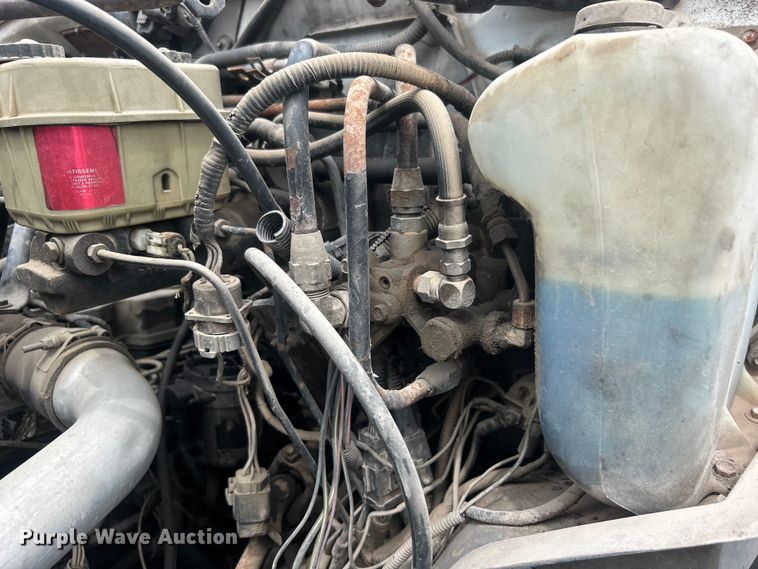 image for item DO6698 1999 Ford F800 truck cab and chassis