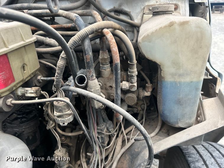 image for item DO6698 1999 Ford F800 truck cab and chassis