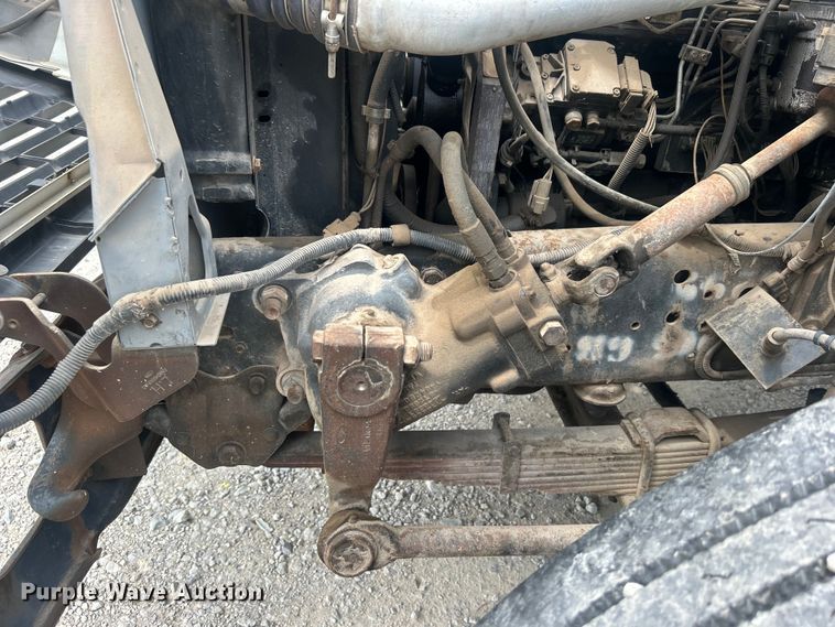 image for item DO6698 1999 Ford F800 truck cab and chassis