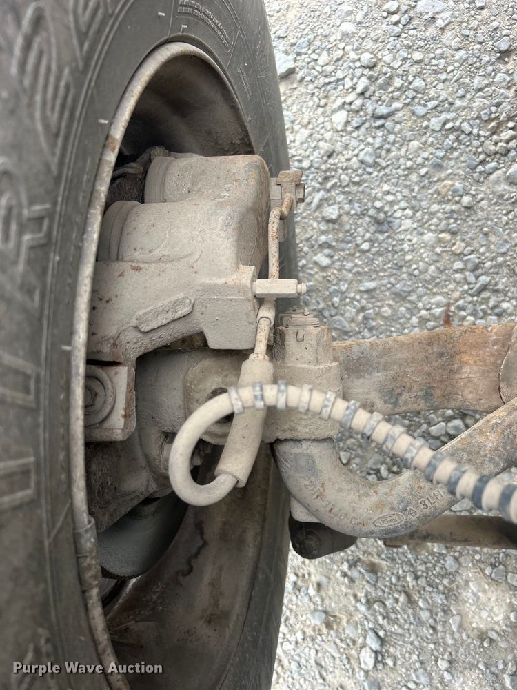 image for item DO6698 1999 Ford F800 truck cab and chassis