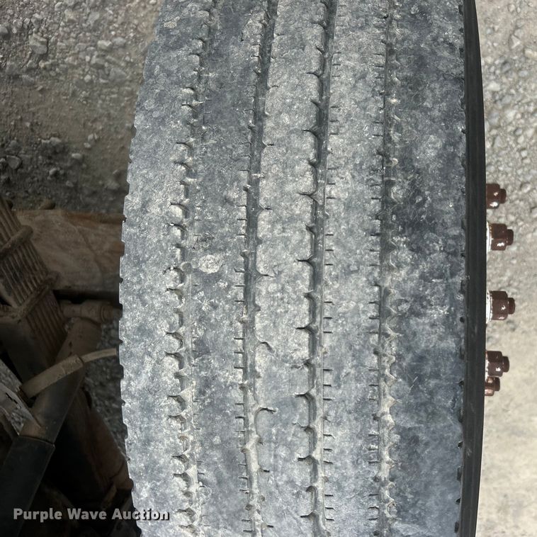 image for item DO6698 1999 Ford F800 truck cab and chassis