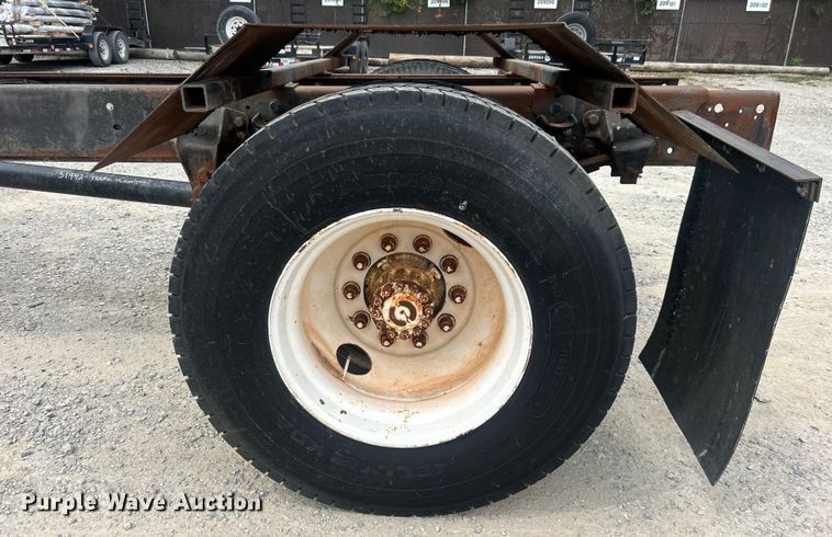 image for item DO6698 1999 Ford F800 truck cab and chassis