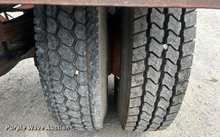 image for item DO6698 1999 Ford F800 truck cab and chassis