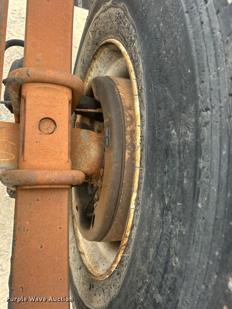 image for item DO6698 1999 Ford F800 truck cab and chassis